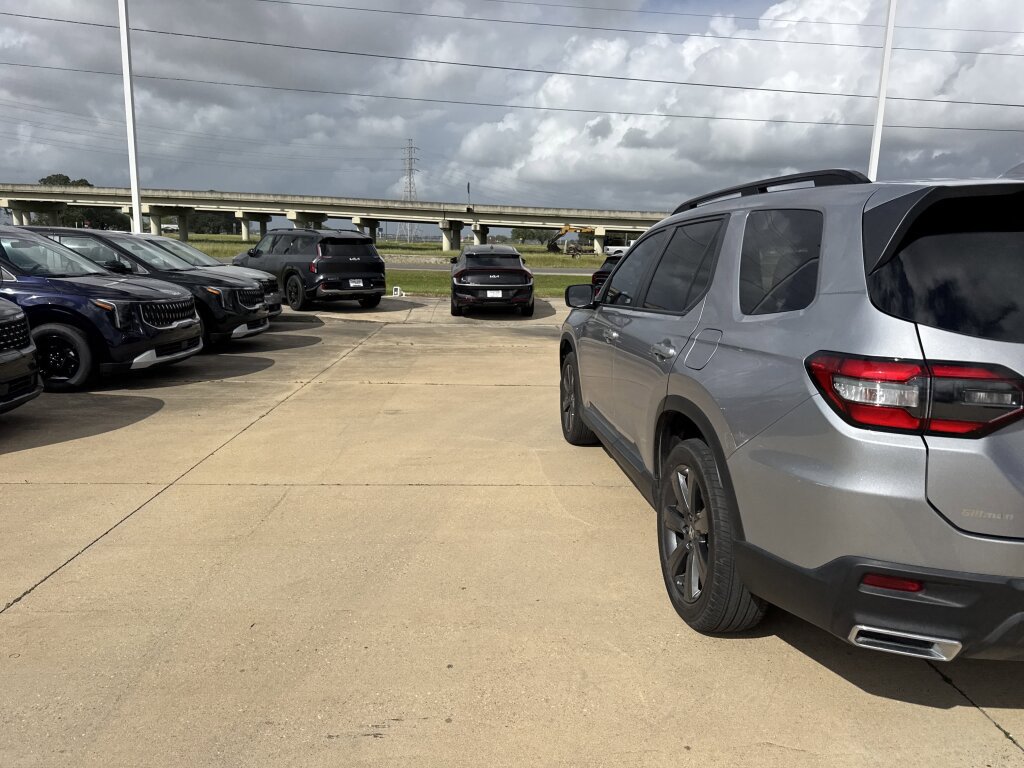 Used 2023 Honda Pilot Sport image 3