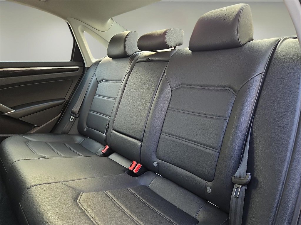 Used 2019 Volkswagen Passat 2.0T SE R-Line image 11