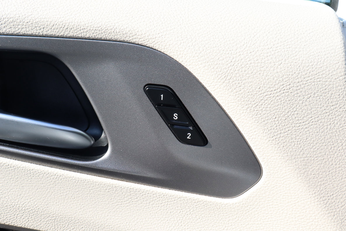 Used 2023 Chrysler Pacifica Touring-L image 15