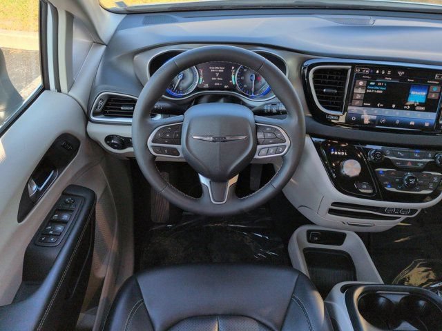 Used 2023 Chrysler Pacifica Touring-L FWD image 14