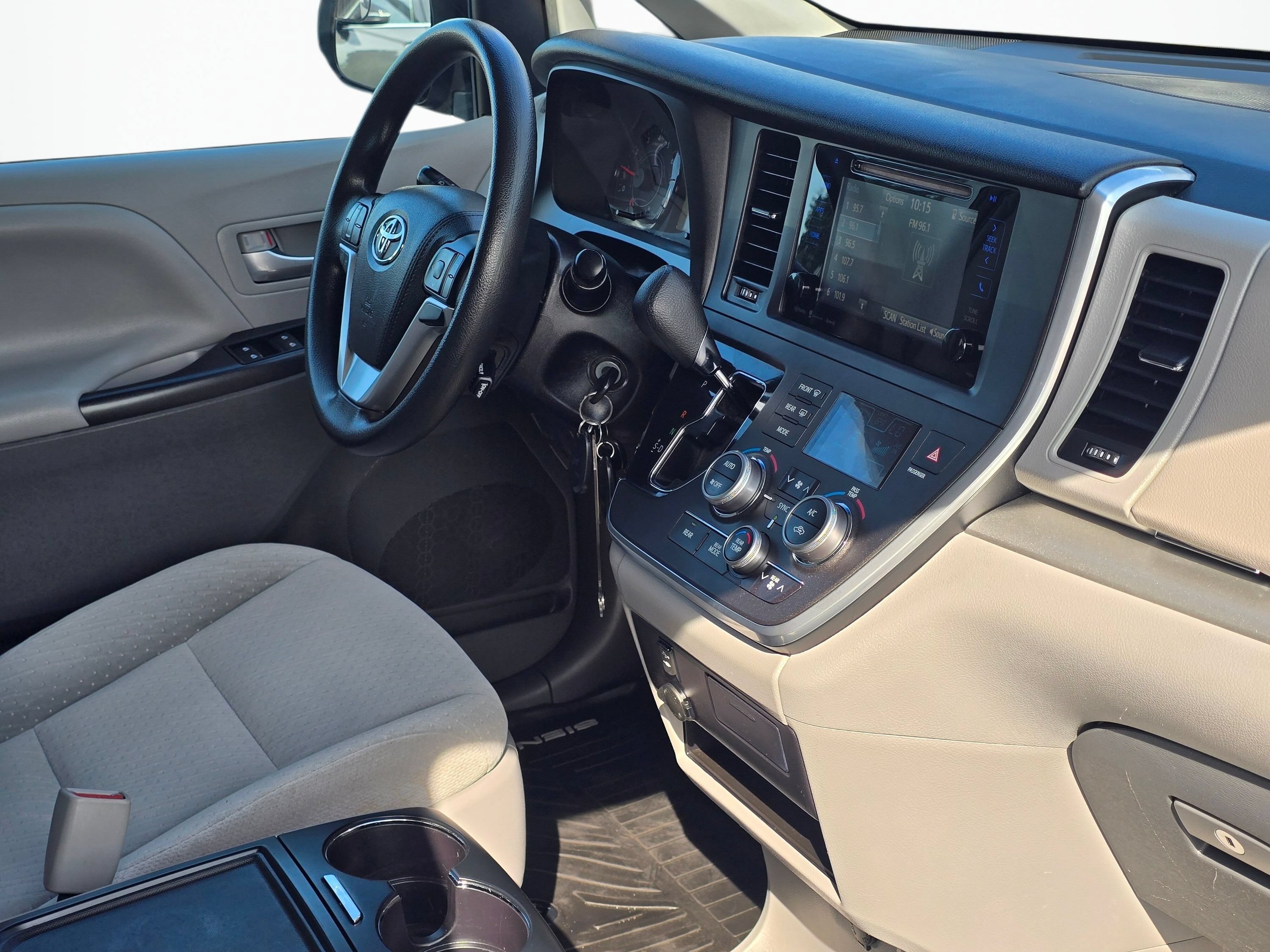 Used 2017 Toyota Sienna LE FWD image 24