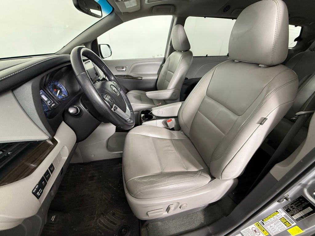 Used 2017 Toyota Sienna XLE image 6