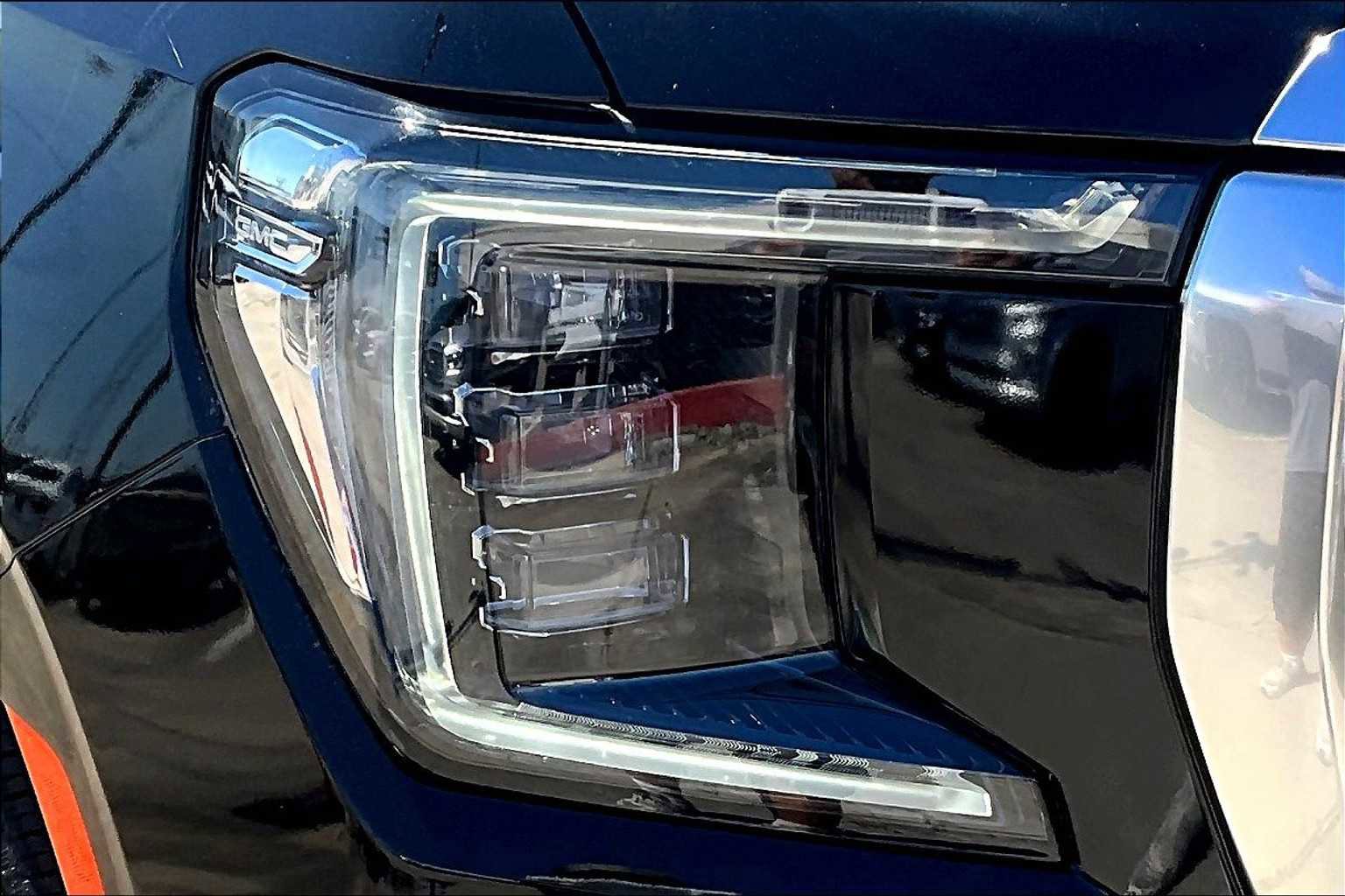 Used 2021 GMC Yukon Denali w/ Denali Premium Package image 28