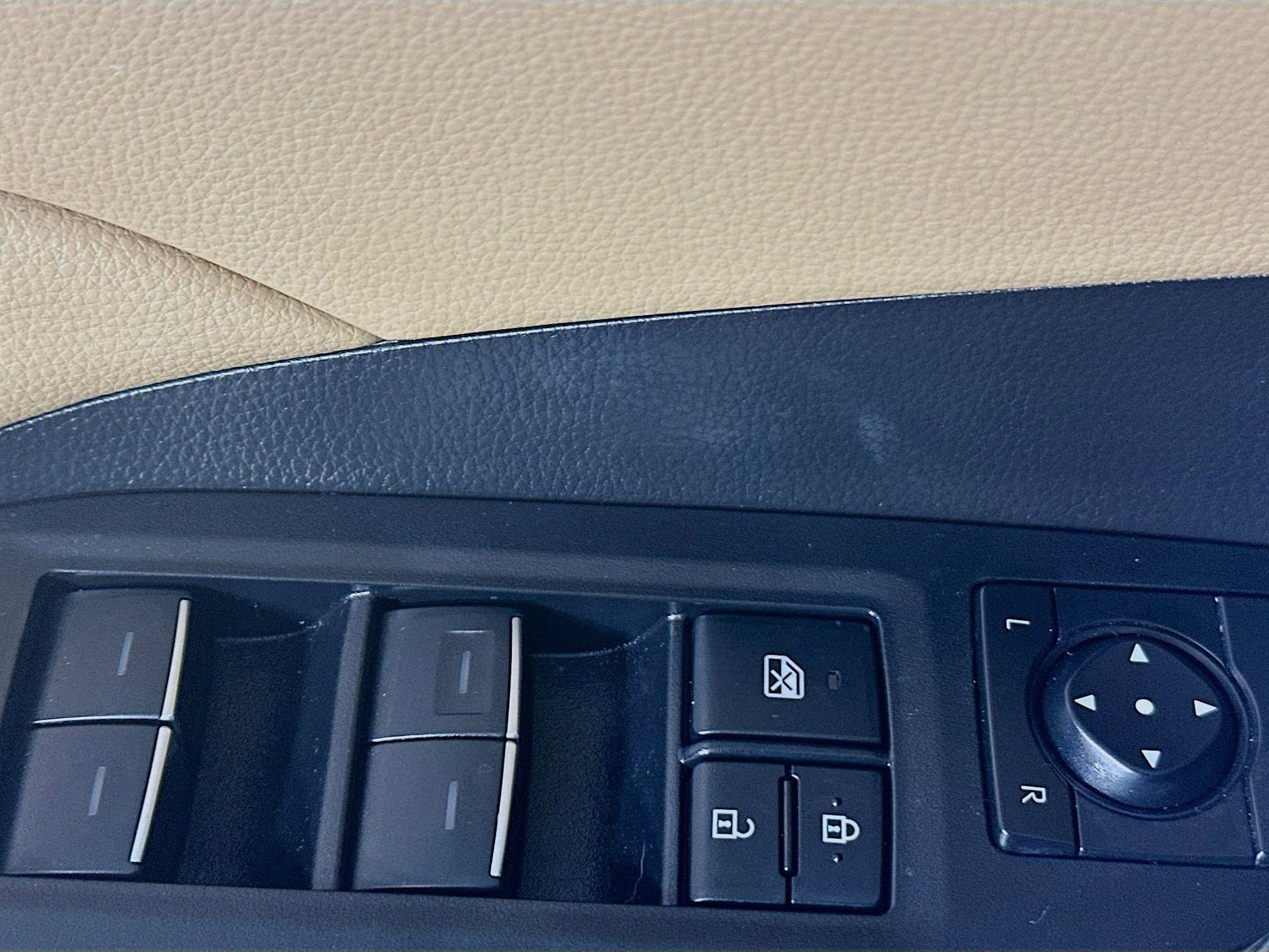 Used 2022 Toyota RAV4 XLE Premium image 14