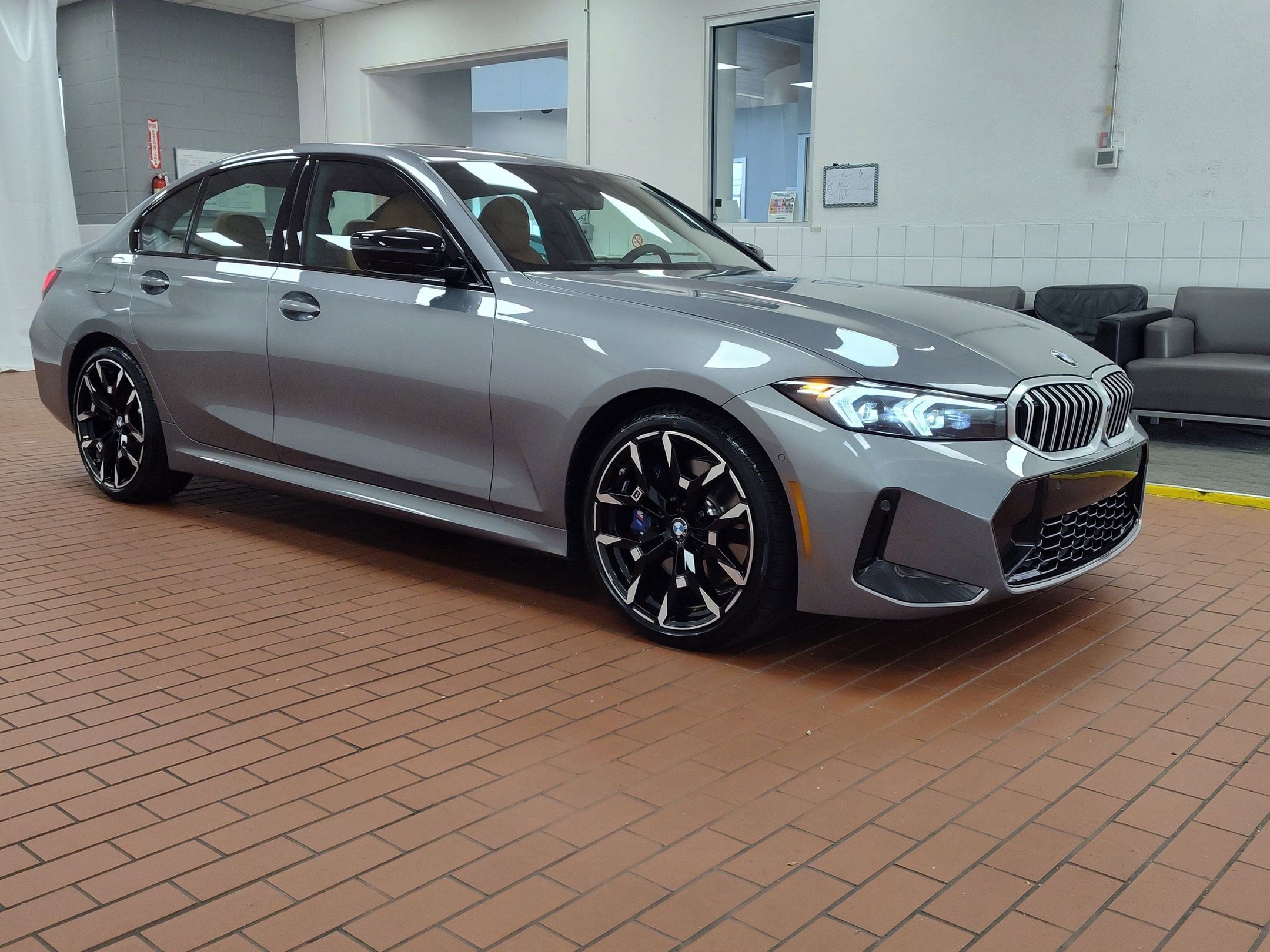 Used 2025 BMW 330i xDrive Sedan w/ M Sport Package AWD/4WD image 7