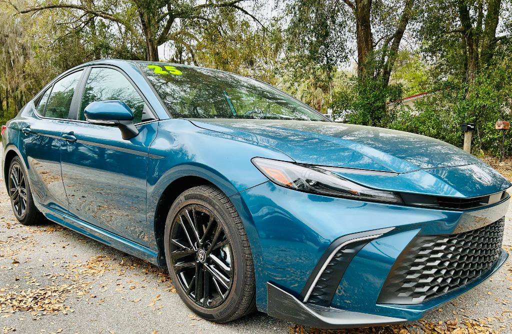 Used 2025 Toyota Camry SE image 2