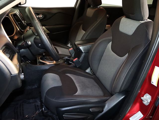 Used 2017 Jeep Cherokee Sport image 4