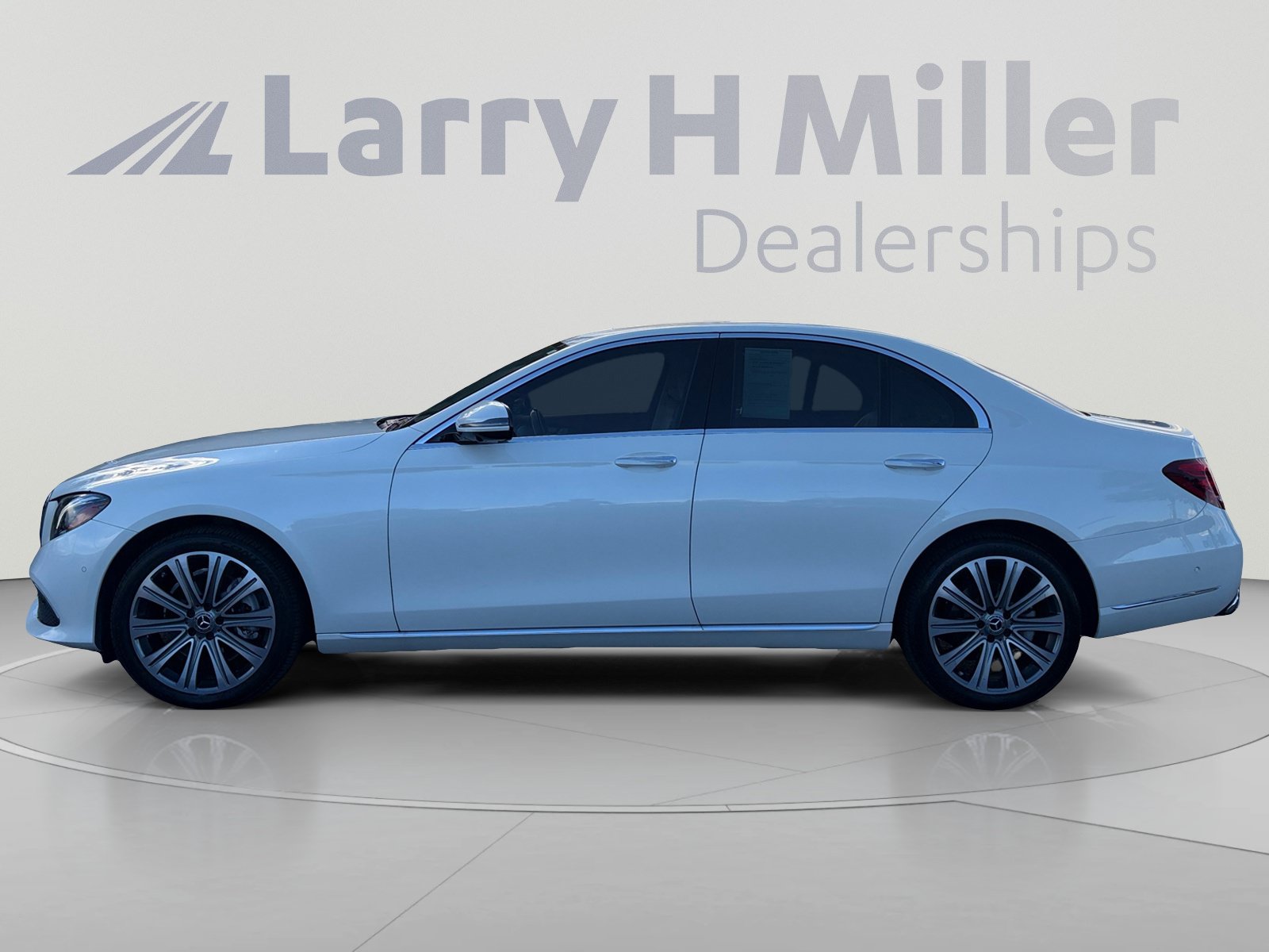 Used 2019 Mercedes-Benz E 300 4MATIC image 2