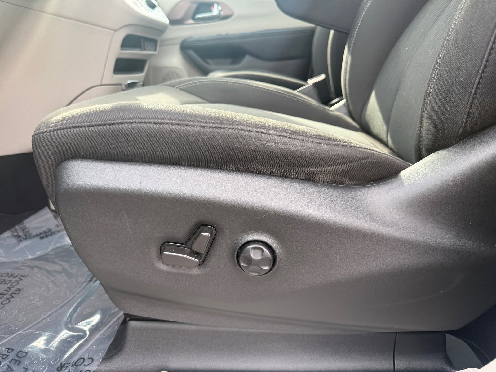 Used 2022 Chrysler Voyager LX image 10