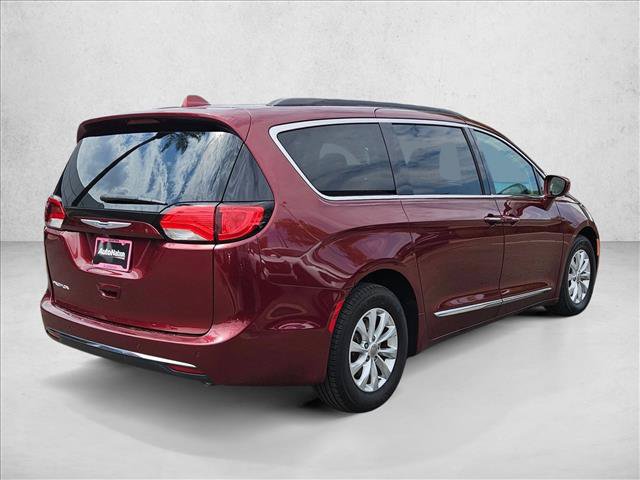 Used 2017 Chrysler Pacifica Touring-L FWD image 5
