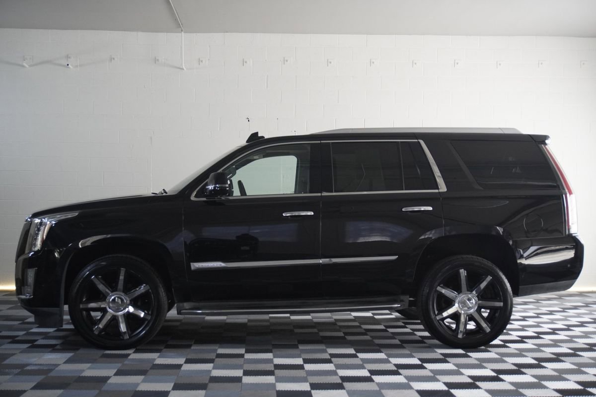 Used 2017 Cadillac Escalade Premium Luxury image 2