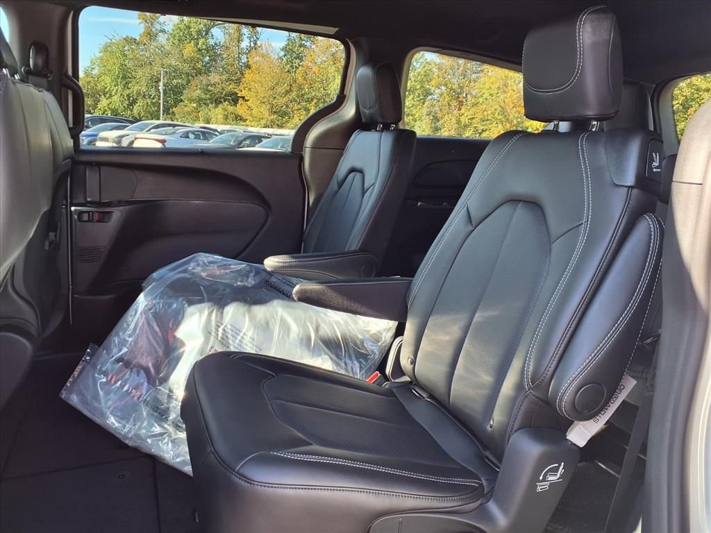 New 2026 Chrysler Voyager LX image 10