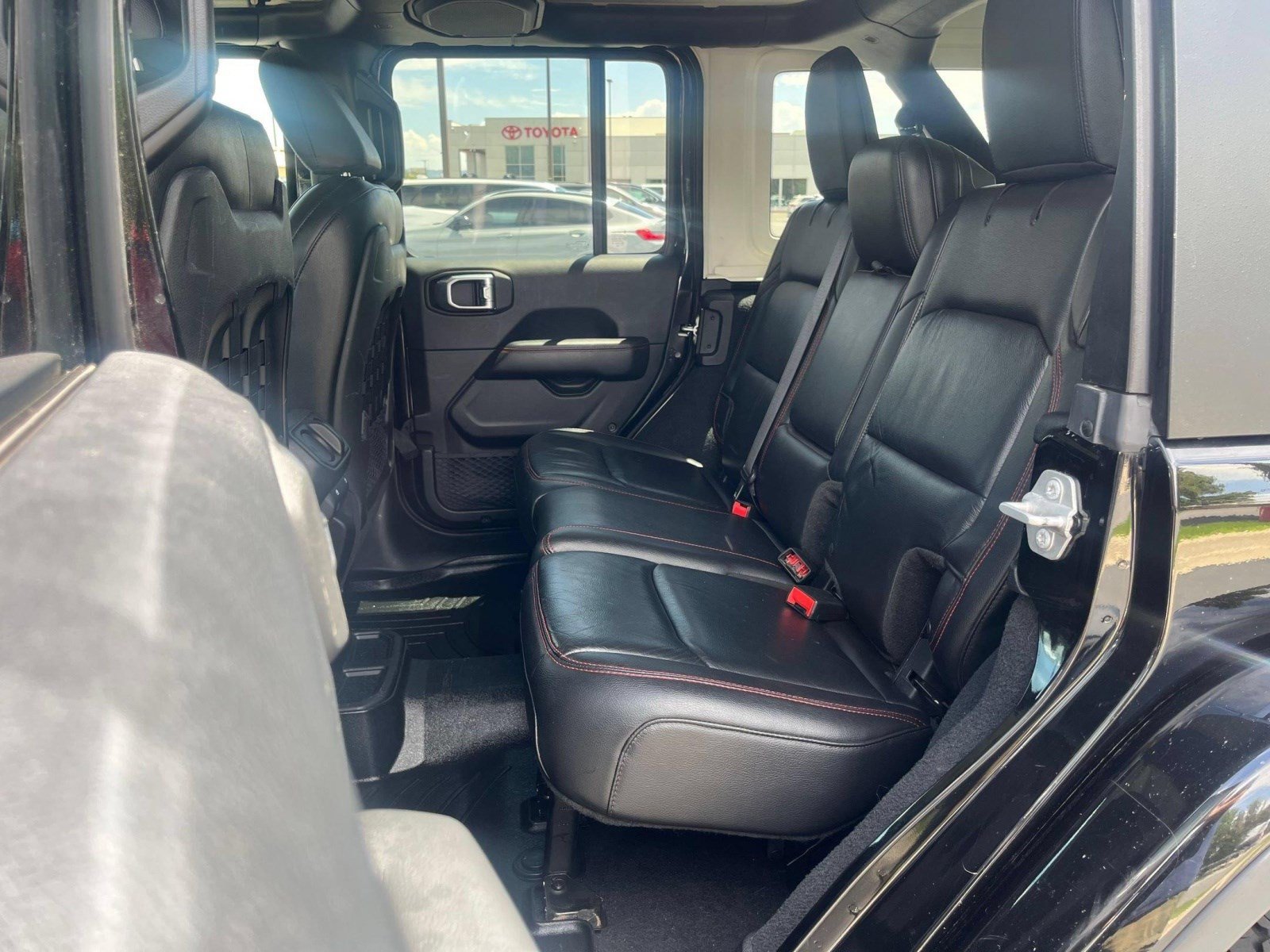 Used 2018 Jeep Wrangler Unlimited Rubicon w/ LED Lighting Group AWD/4WD image 24