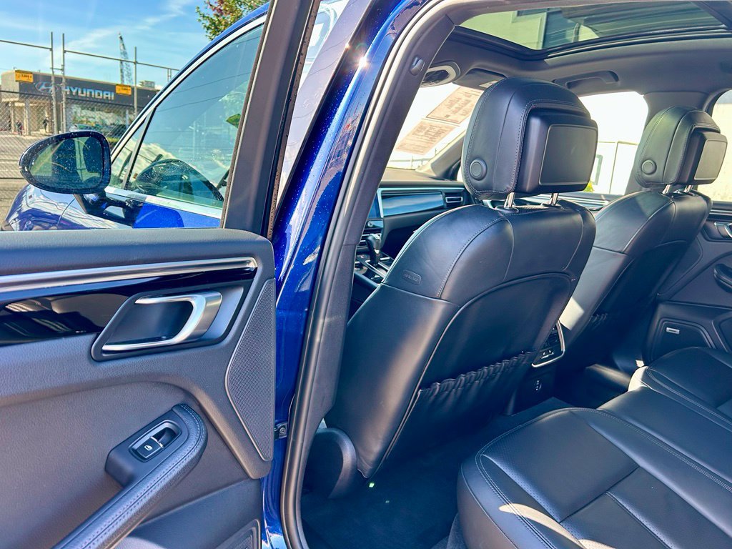 Used 2022 Porsche Macan AWD/4WD image 11