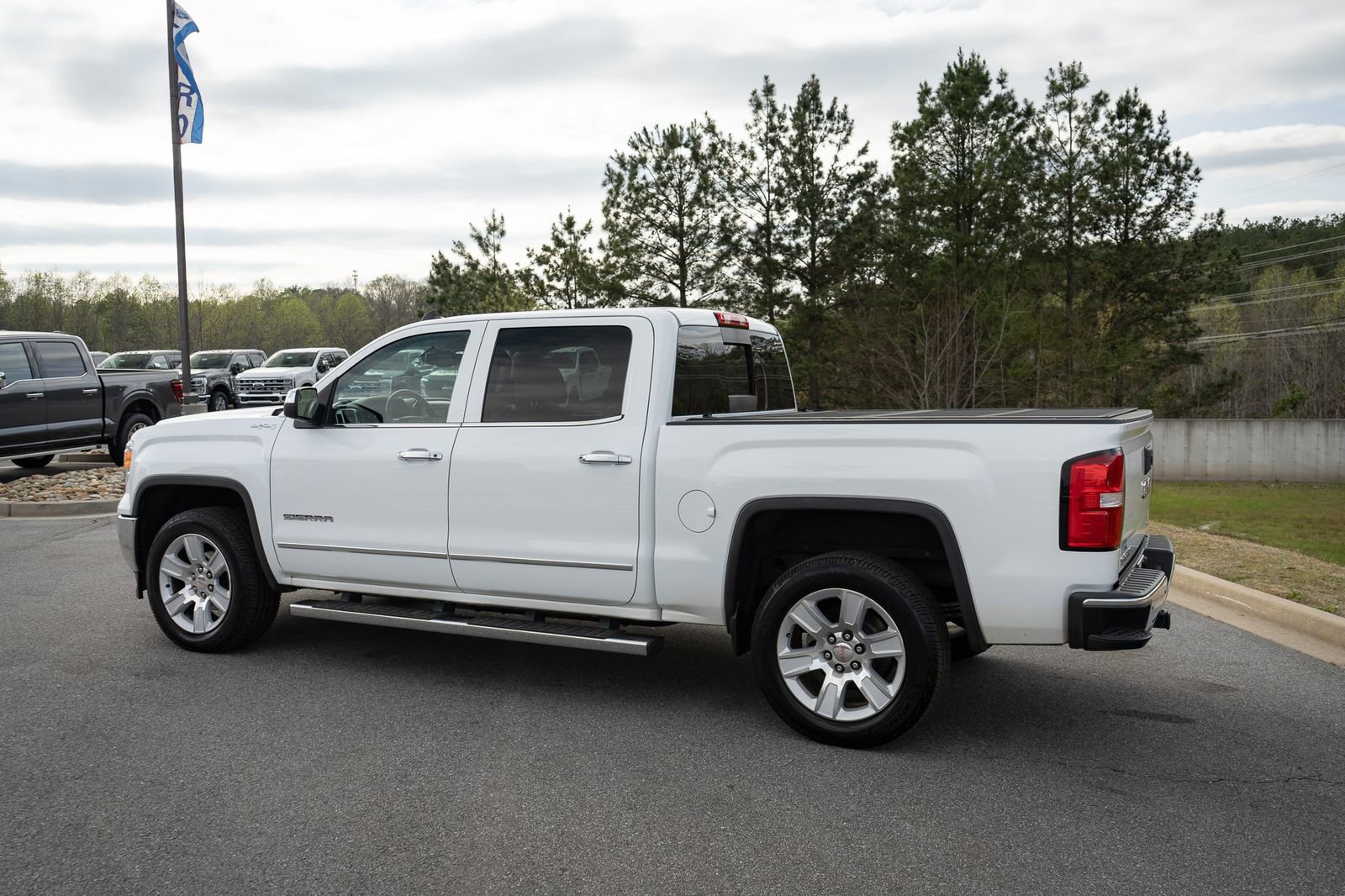 Used 2015 GMC Sierra 1500 SLT w/ Driver Alert Package AWD/4WD image 7