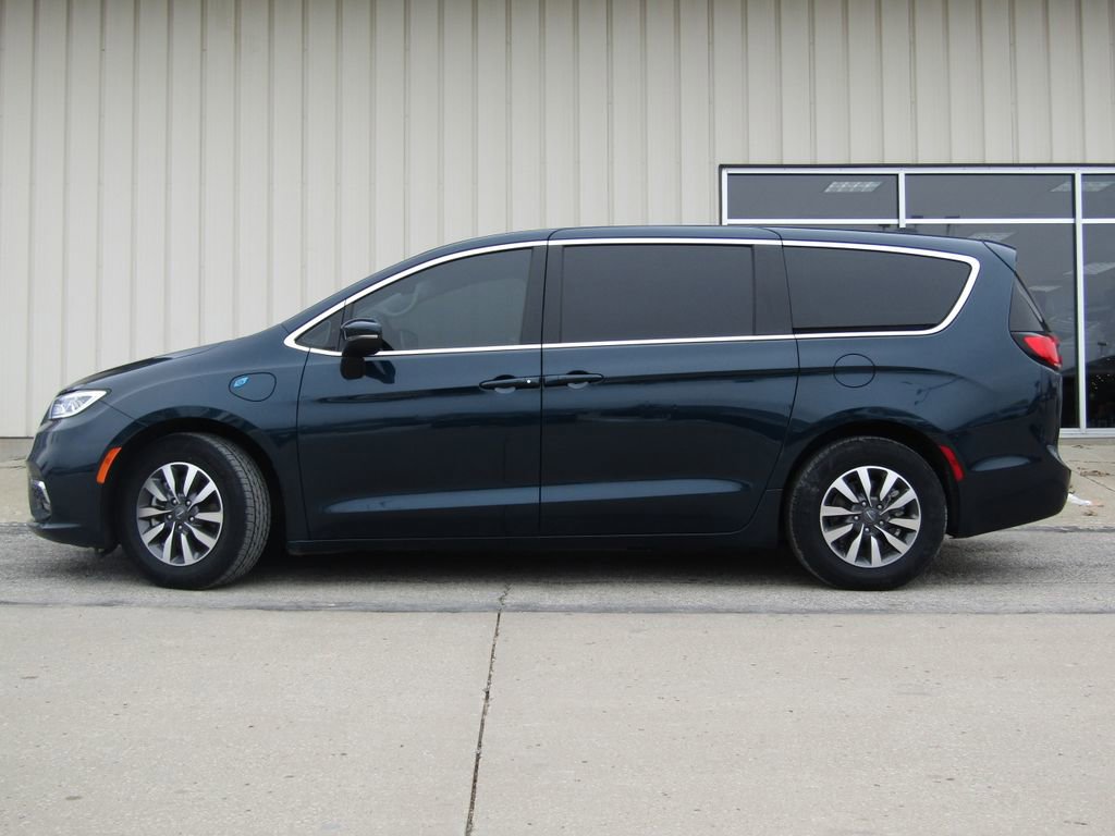 Used 2023 Chrysler Pacifica Touring-L image 11
