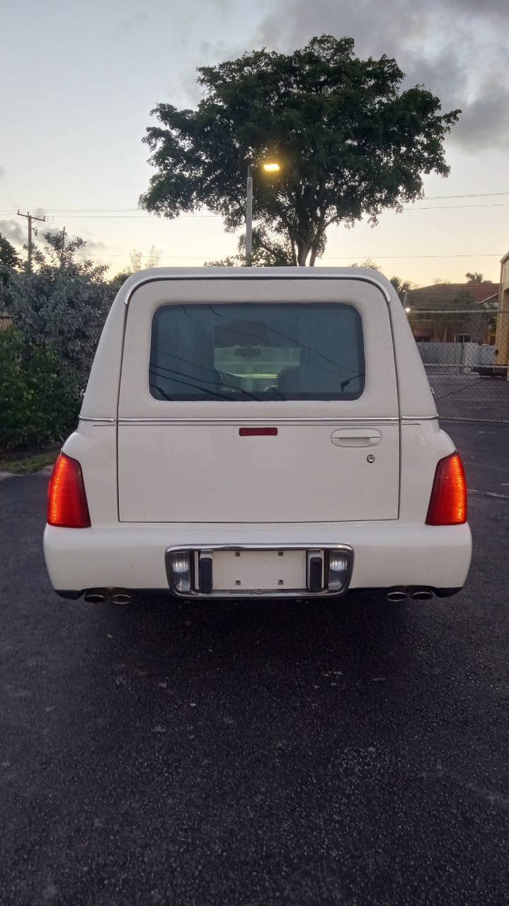 Used 2002 Cadillac De Ville Hearse FWD image 3