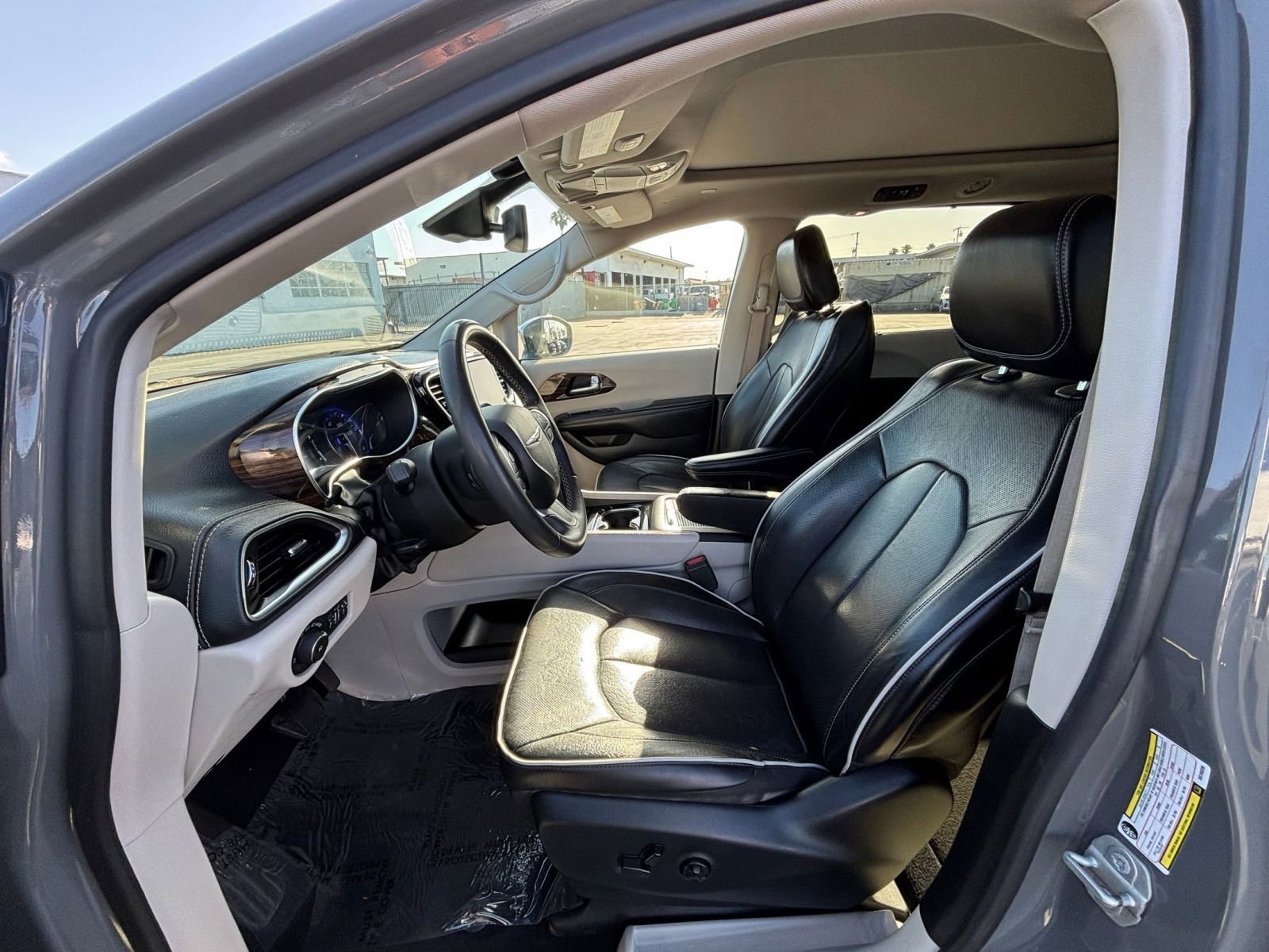 Used 2022 Chrysler Pacifica Limited FWD image 28