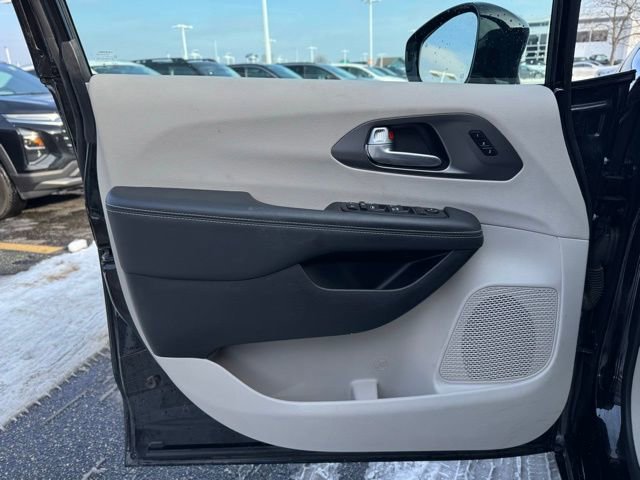 Certified 2024 Chrysler Pacifica Touring-L image 13