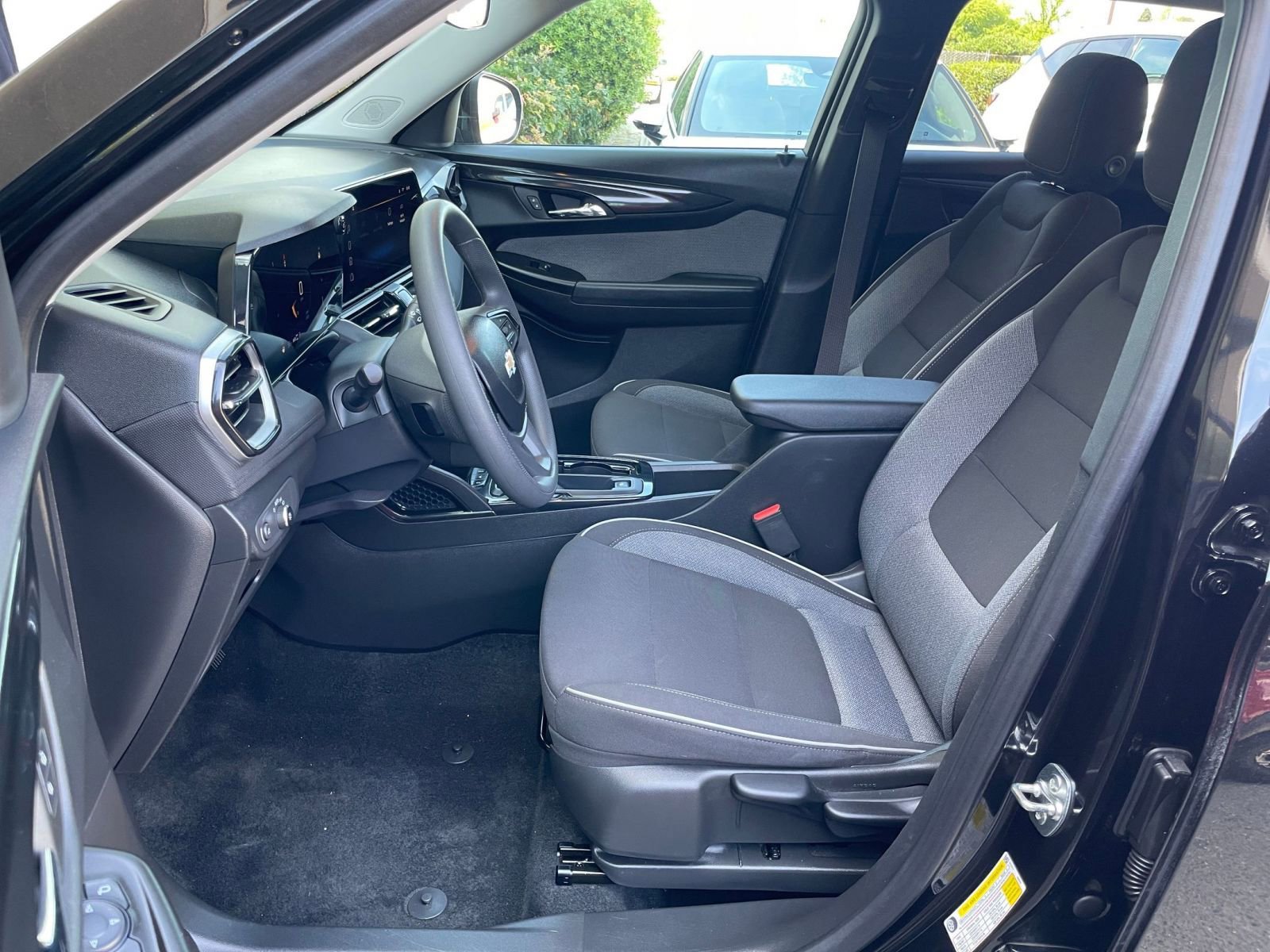 Used 2025 Chevrolet TrailBlazer LT AWD/4WD image 28
