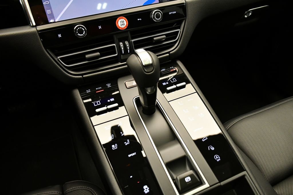 Certified 2025 Porsche Macan Turbo AWD/4WD image 32