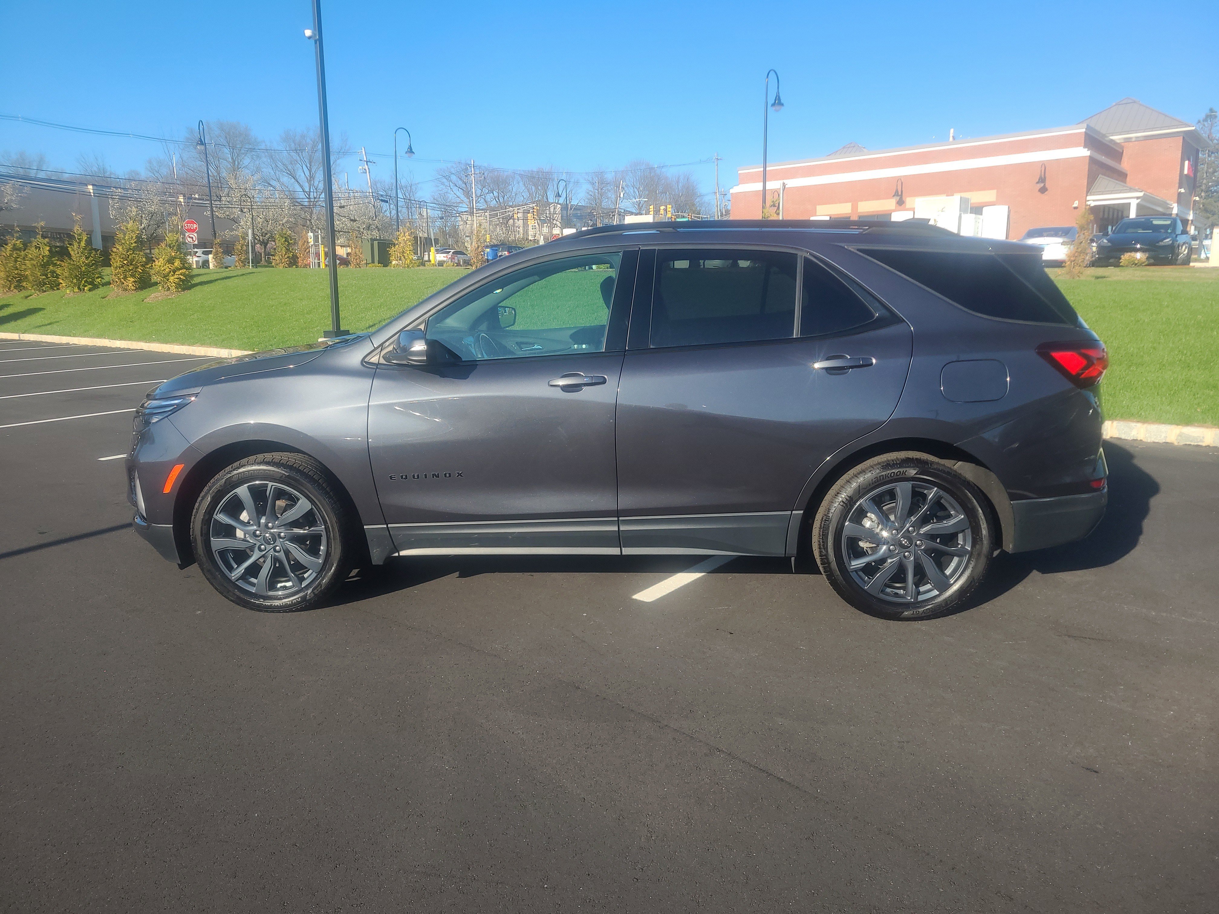 Used 2022 Chevrolet Equinox RS w/ Infotainment Package image 9