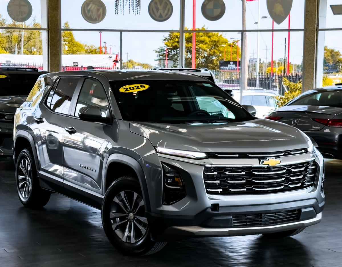 Used 2025 Chevrolet Equinox LT image 2