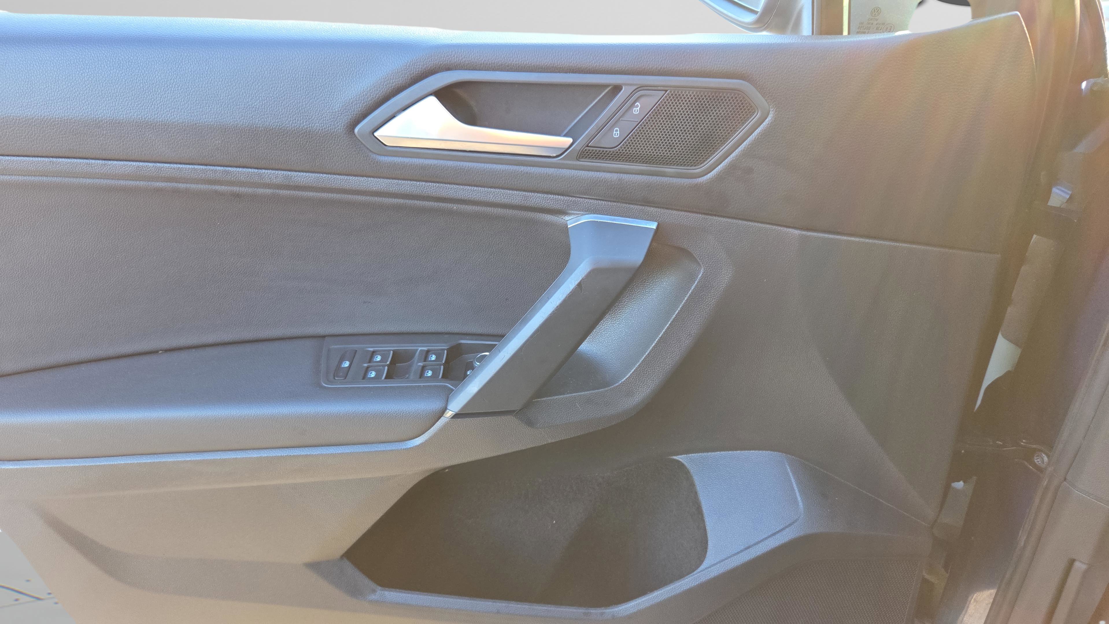 Used 2019 Volkswagen Tiguan S image 32