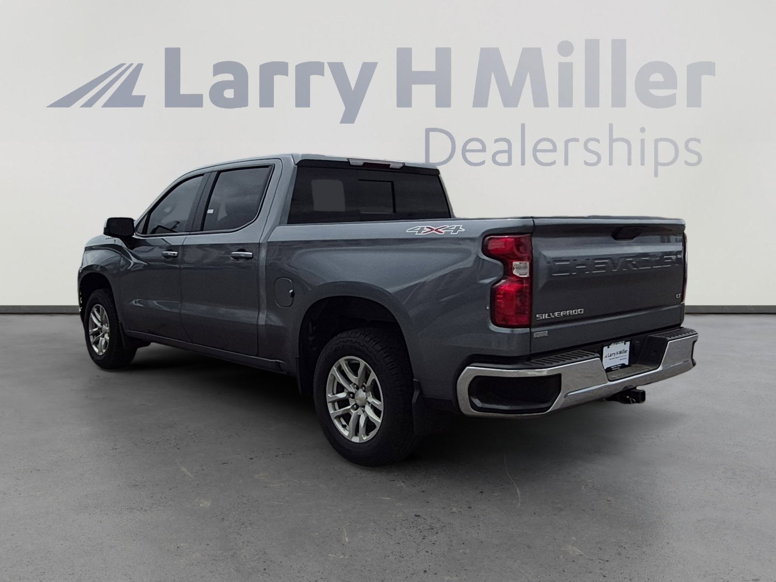 Used 2021 Chevrolet Silverado 1500 LT w/ Convenience Package II AWD/4WD image 3
