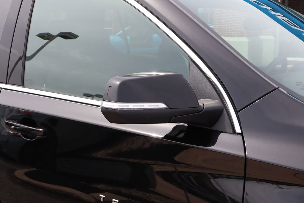 Used 2023 Chevrolet Traverse LT FWD image 2