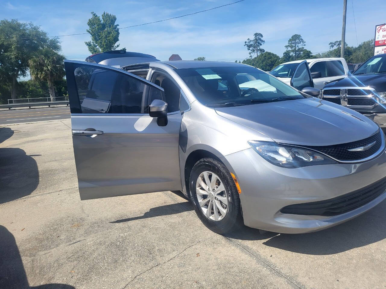 Used 2017 Chrysler Pacifica Touring w/ Tire & Wheel Group FWD image 74