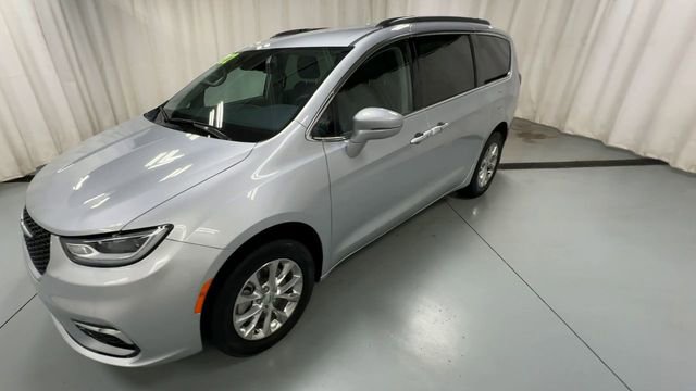 Used 2022 Chrysler Pacifica Touring-L image 4