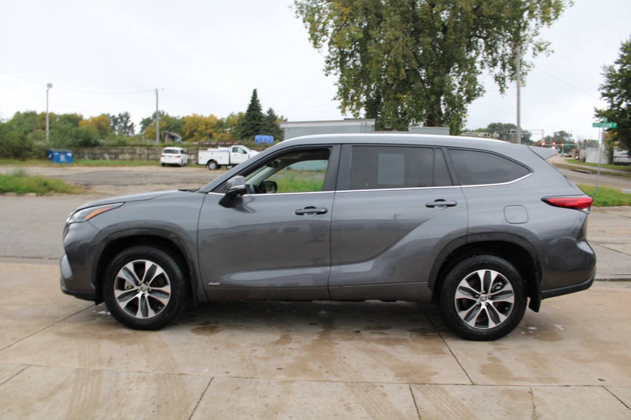 Used 2023 Toyota Highlander XLE AWD/4WD image 5