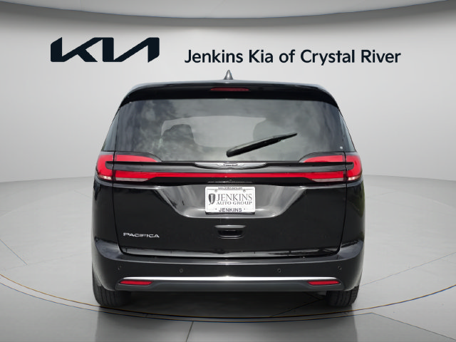 Used 2024 Chrysler Pacifica Touring-L FWD image 8