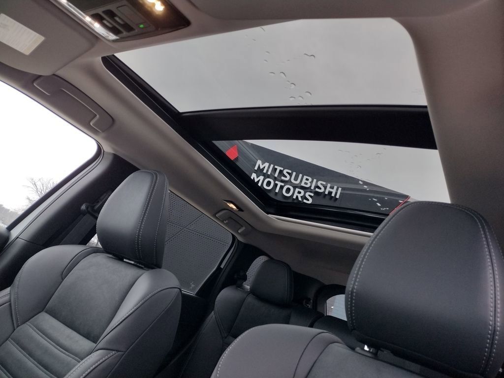 New 2026 Mitsubishi Outlander SE image 3