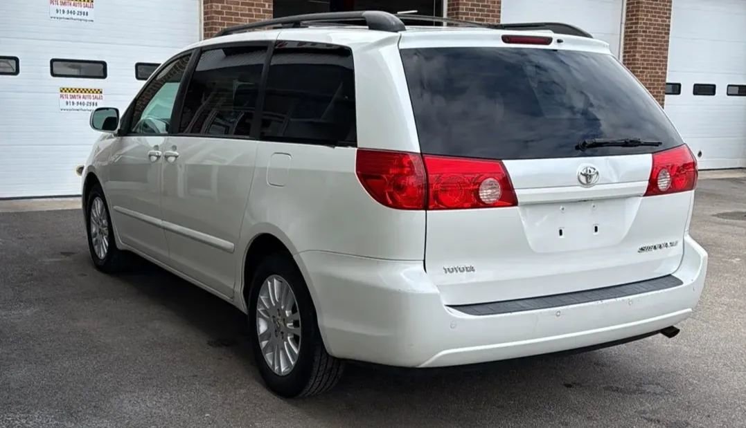 Used 2010 Toyota Sienna XLE FWD image 7