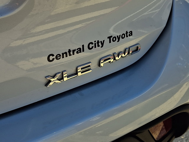 Used 2021 Toyota Highlander XLE AWD/4WD image 31