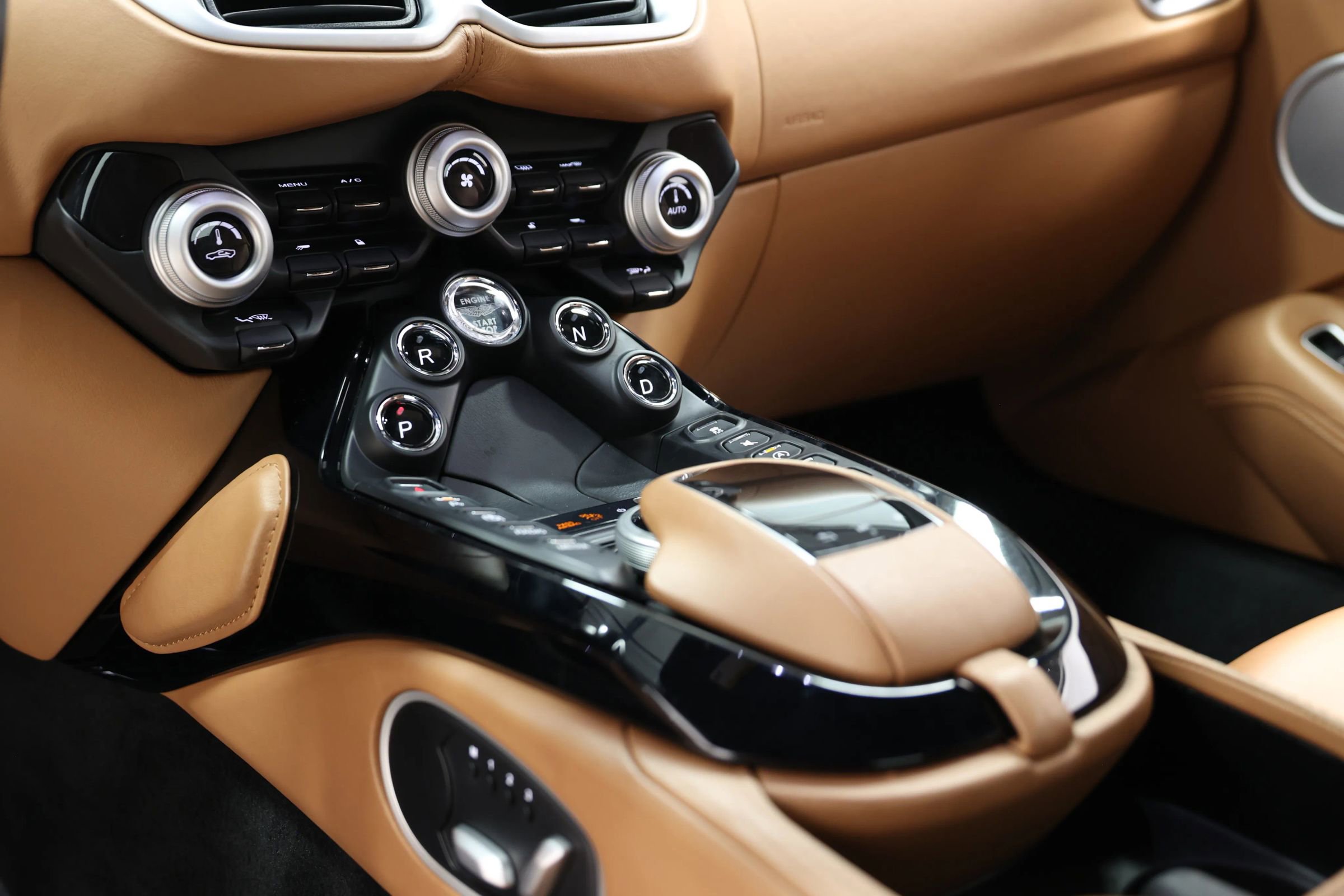 Used 2019 Aston Martin V8 Vantage Coupe RWD image 40