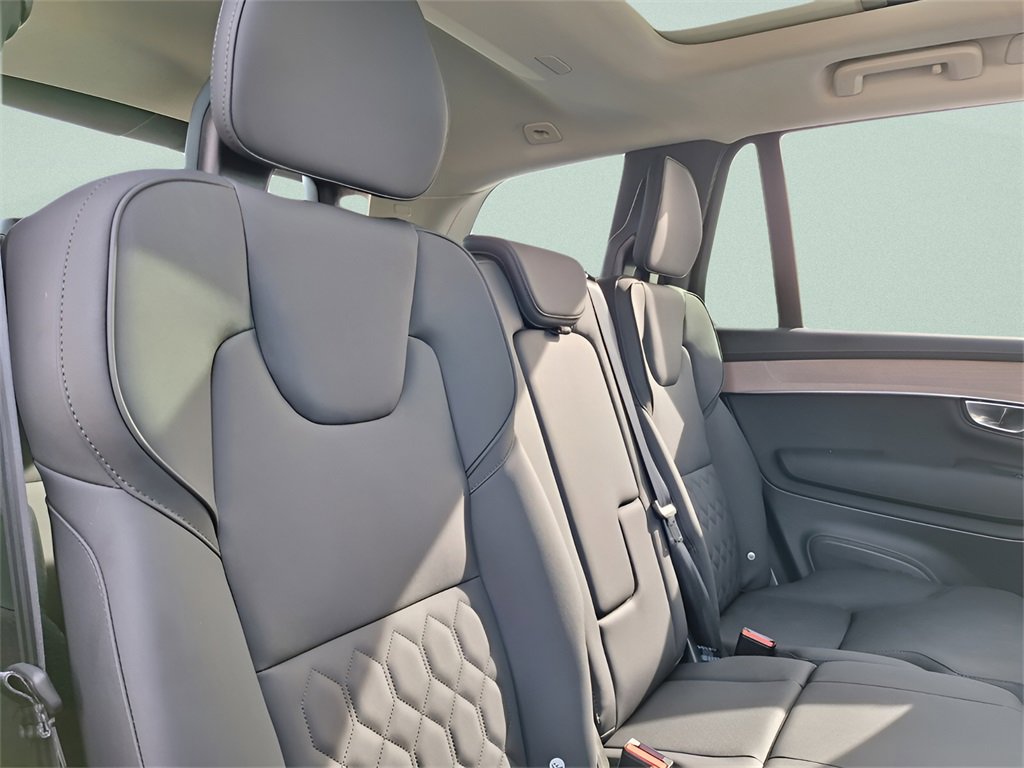 Used 2025 Volvo XC90 B6 Plus image 28