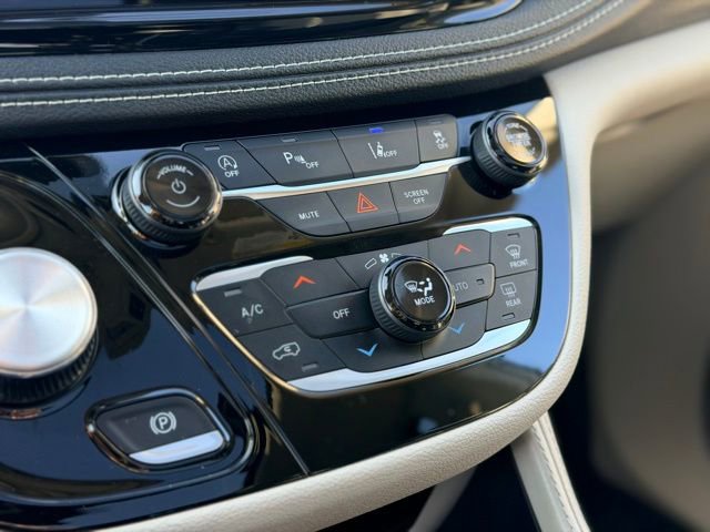 Used 2023 Chrysler Pacifica Limited image 17