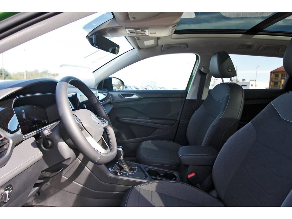 Certified 2025 Volkswagen Taos SE FWD image 32