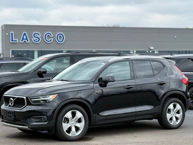 Used 2021 Volvo XC40 T5 Momentum image 1