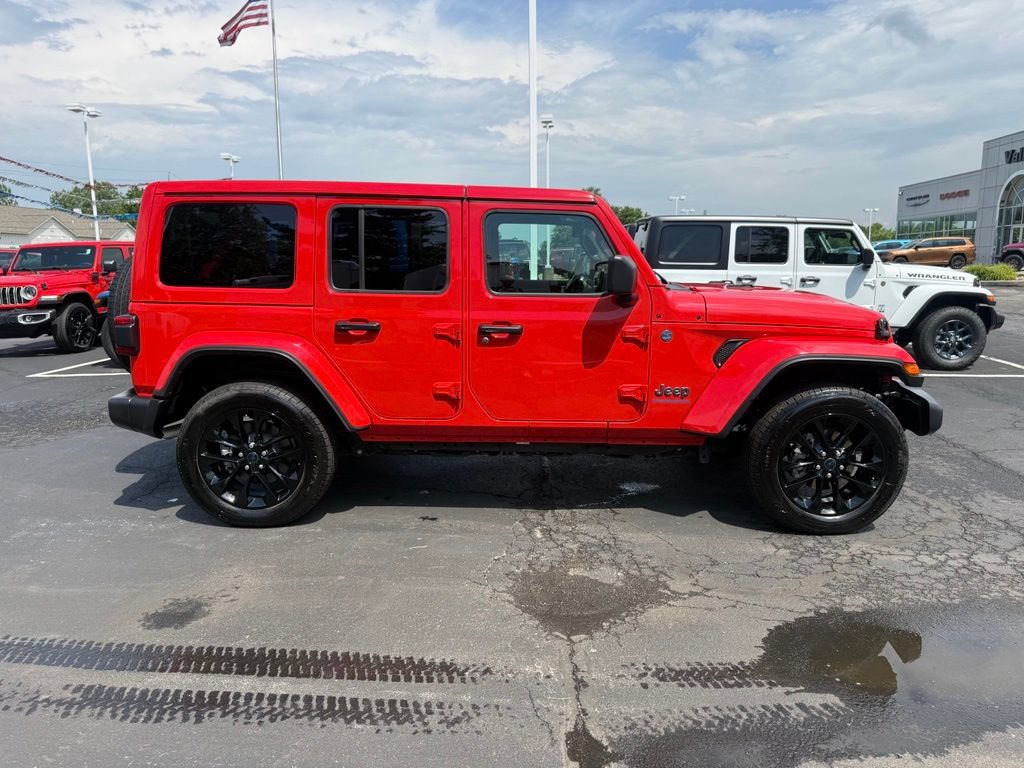 Used 2025 Jeep Wrangler Unlimited Sahara w/ Safety Group AWD/4WD image 2