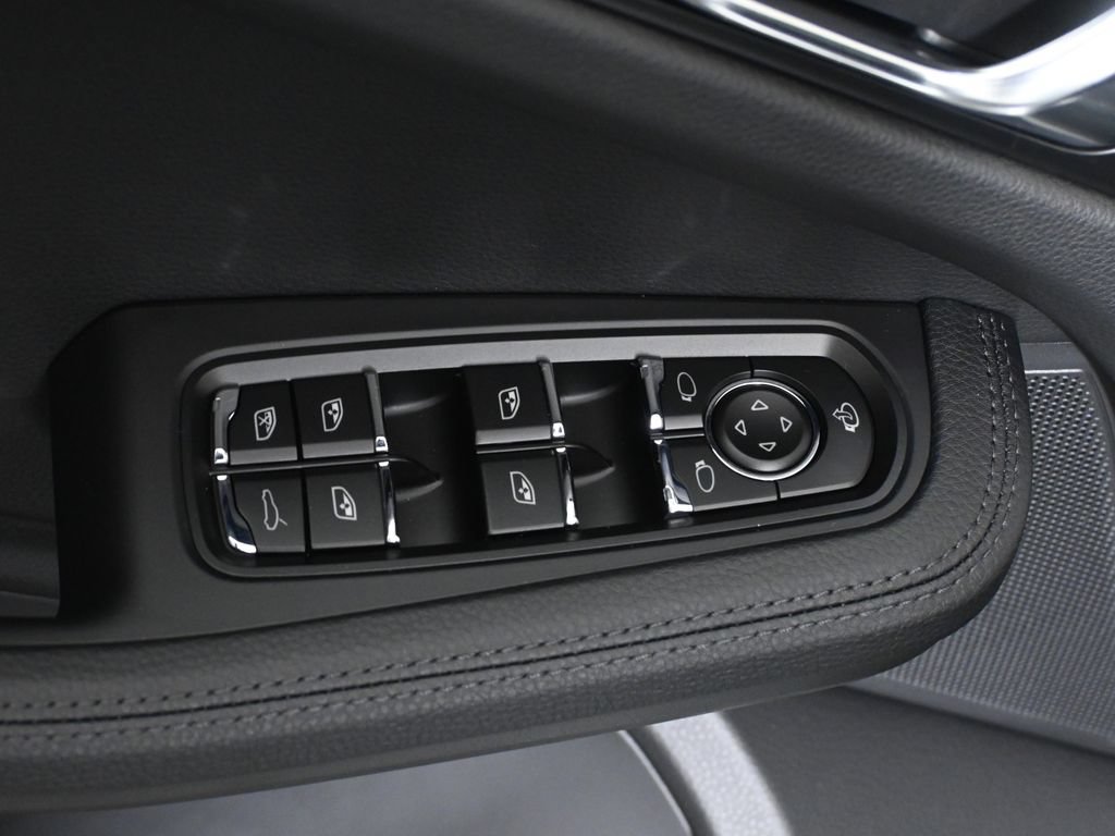 Used 2026 Porsche Macan AWD/4WD image 32
