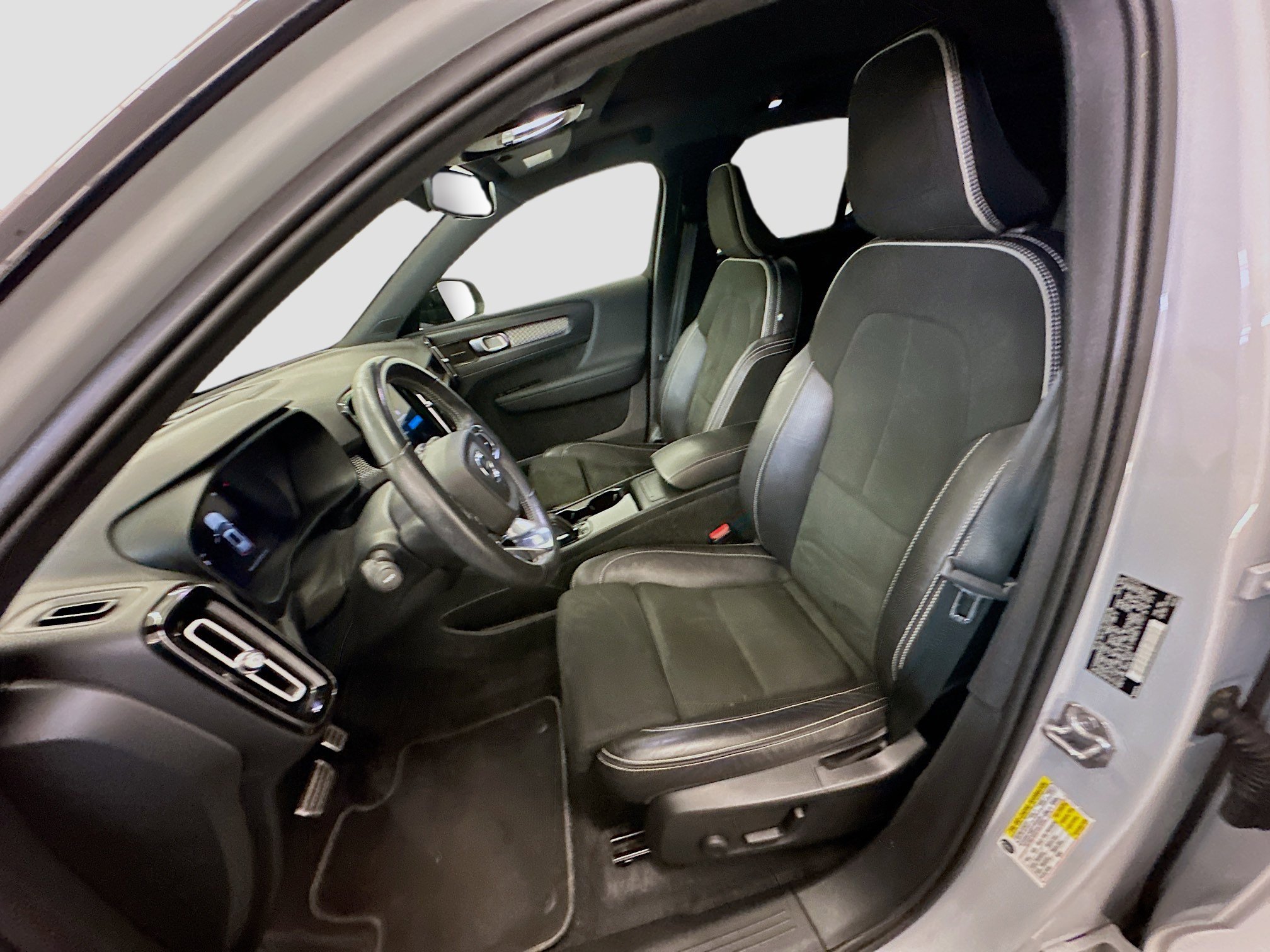 Used 2021 Volvo XC40 P8 Recharge image 13