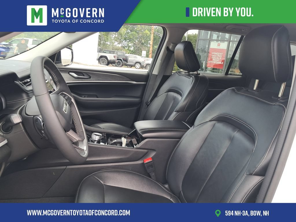 Used 2023 Jeep Grand Cherokee Limited w/ Black Appearance Package AWD/4WD image 16