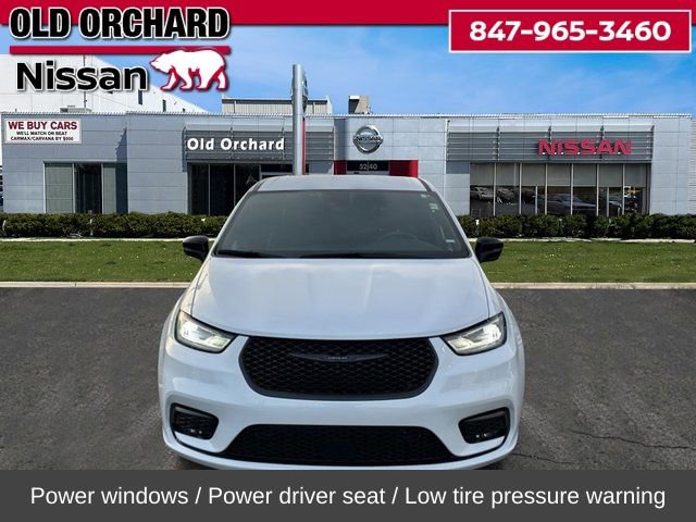 Used 2024 Chrysler Pacifica Select image 4