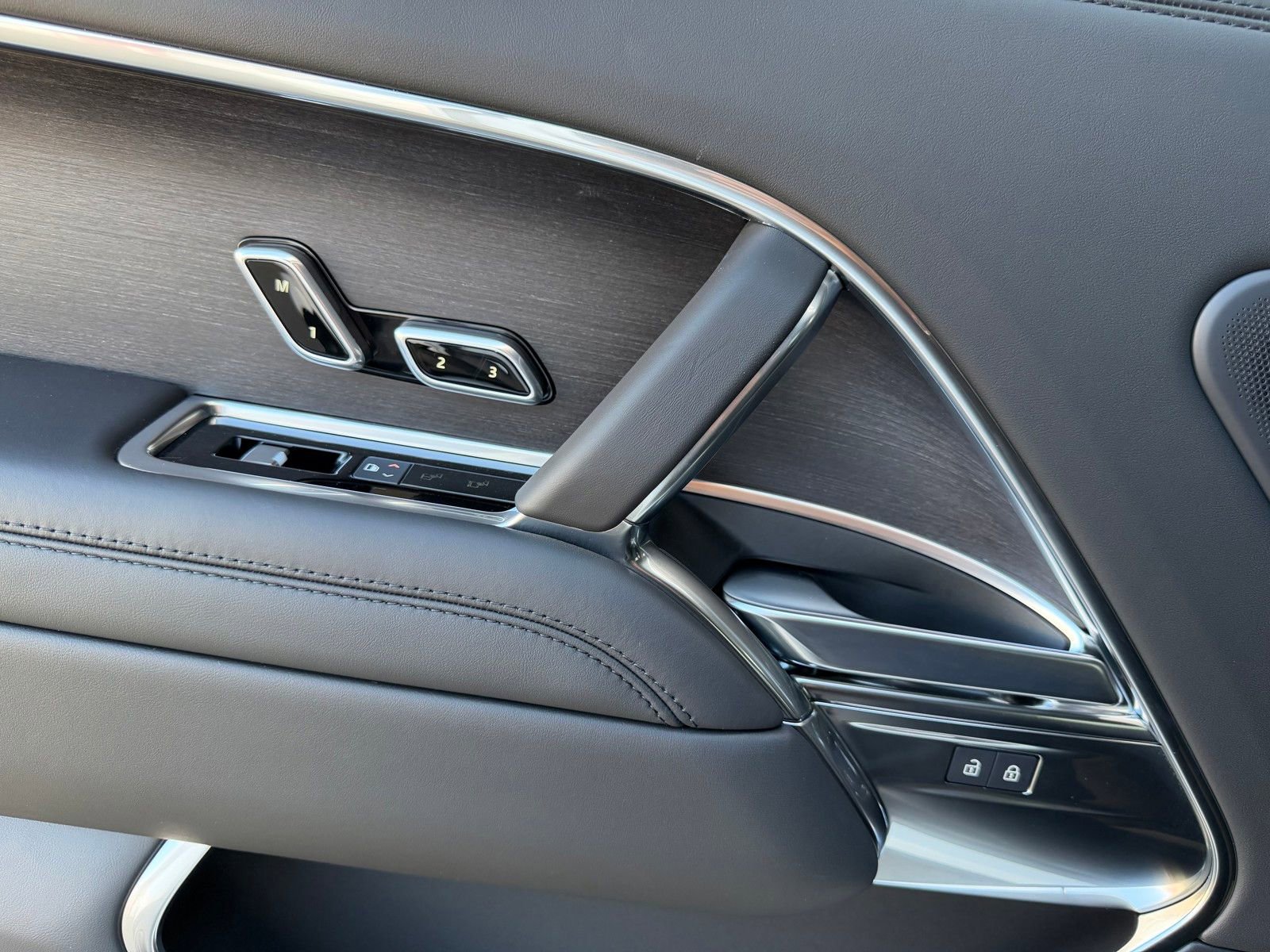 New 2026 Land Rover Range Rover Long Wheelbase SE image 30