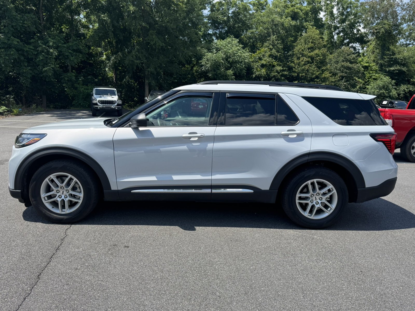 Used 2025 Ford Explorer Active w/ Active Comfort Package RWD image 8