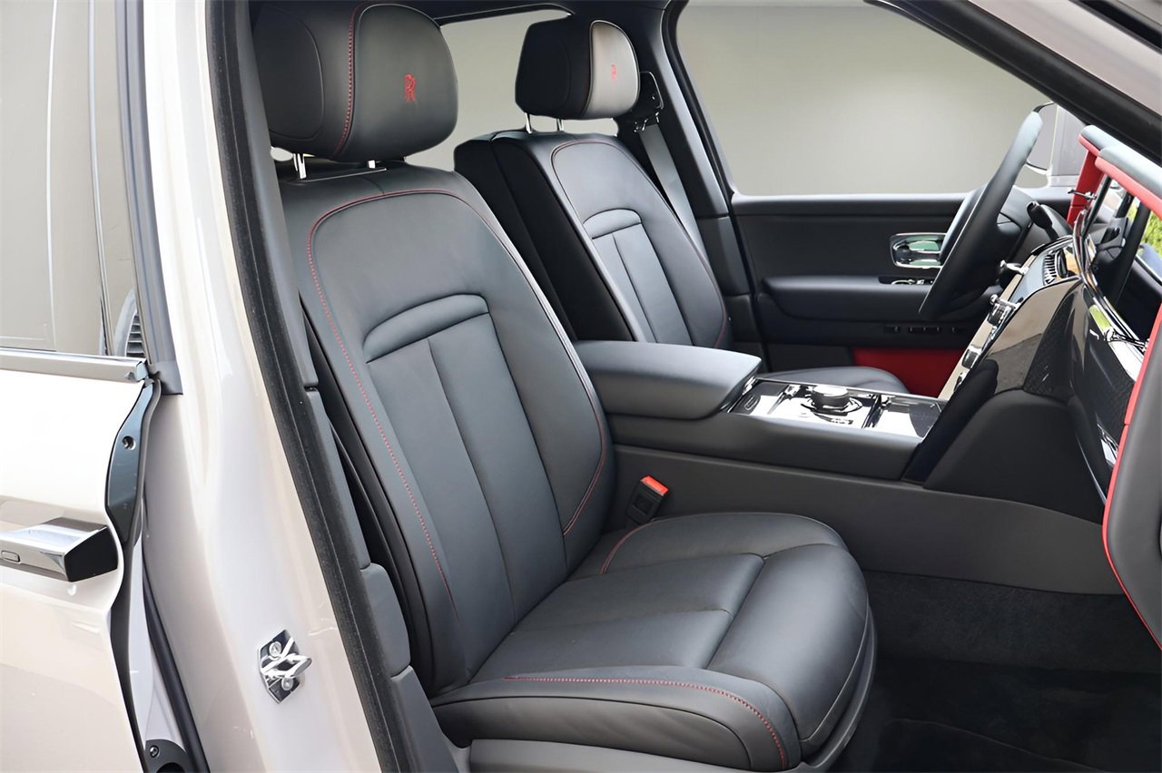New 2026 Rolls-Royce Cullinan Black Badge image 27